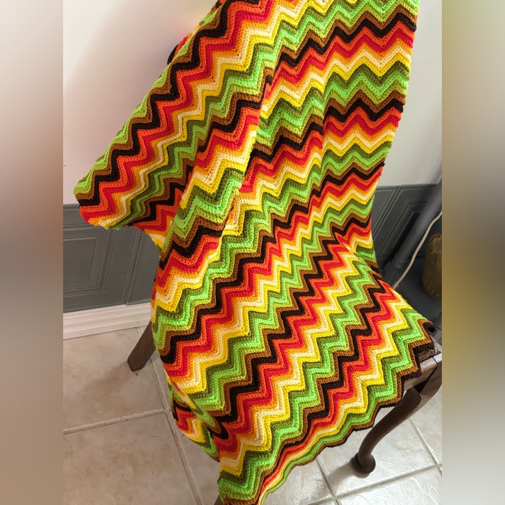70s hand-crocheted afghan blanket with a colorful chevron (zig-zag) pattern. - Picture 4 of 8